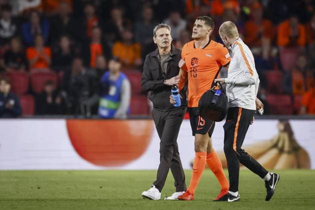 EINDHOVEN - Micky van de Ven of the Netherlands leaves the field injured during the UEFA Nations League match between the Netherlands and Serbia at the Philips Stadium on October 4, 2026, in Eindhoven, the Netherlands. KOEN VAN WEEL ANP xVIxANPxSportx xxANPxIVx 571527759 originalFilename: 571527759