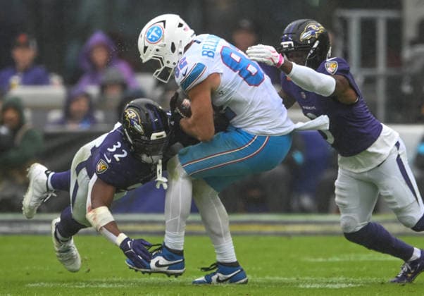 Tennessee Titans tight end David Martin-Robinson (88) gains two yards against Baltimore Ravens linebacker Trenton Simpson (32) and cornerback Chidobe Awuzie (R) during the fourth quarter at M&T Bank Stadium in Baltimore, Maryland, on Sunday, October 4, 2026. Baltimore won 24-18.  BAL20261004117 DAVIDxTULIS