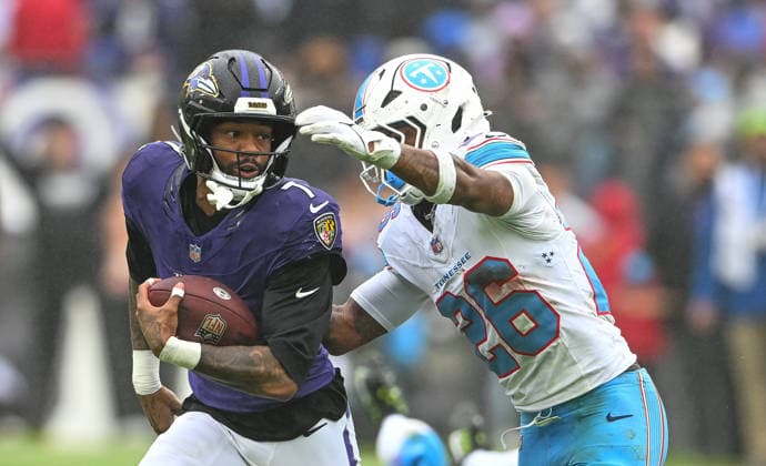 Baltimore Ravens wide receiver Rashod Bateman (7) runs past Tennessee Titans cornerback Marcus Harris (26) after a pass reception and earns a first down during the fourth quarter at M&T Bank Stadium in Baltimore, Maryland, on Sunday, October 4, 2026. Baltimore won 24-18.  BAL20261004119 DAVIDxTULIS