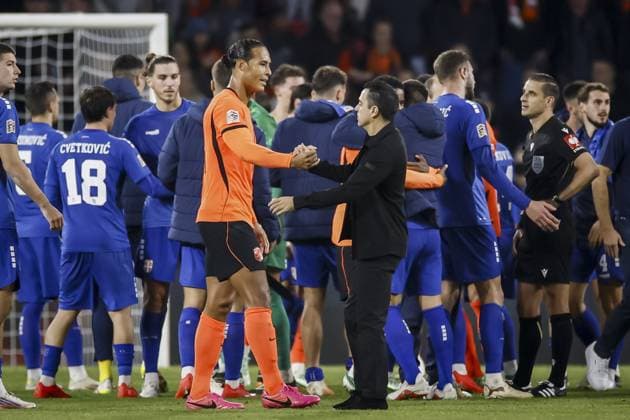 EINDHOVEN - (lr) Virgil van Dijk of the Netherlands and Netherlands coach Xavi Hernandez after the UEFA Nations League match between the Netherlands and Serbia at the Philips Stadium on October 4, 2026 in Eindhoven, the Netherlands. KOEN VAN WEEL ANP xVIxANPxSportx xxANPxIVx 571529501 originalFilename: 571529501