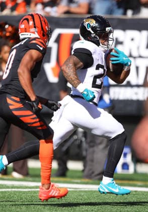 CINCINNATI, OH - OCTOBER 4: Jacksonville Jaguars running back Chris Rodriguez Jr. 24 scores a touchdown in a game between the Jacksonville Jaguars and the Cincinnati Bengals on October 4, 2026, at Paycor Stadium in Cincinnati, OH. (Photo by Jeff Moreland Icon Sportswire) NFL, American Football Herren, USA OCT 04 Jaguars at Bengals EDITORIAL USE ONLY Icon168261004021