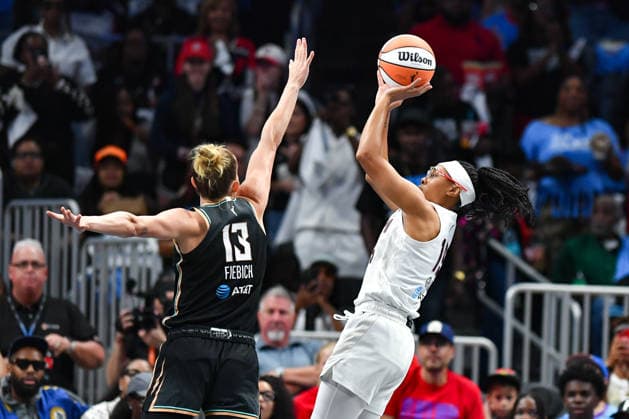 ATLANTA, GA - OCTOBER 04: Atlanta guard Allisha Gray (15) shoots over New York forward Leonie Fiebich (13) during the WNBA, Basketball Damen, USA second round playoff game between the New York Liberty and the Atlanta Dream on October 4th, 2026 at State Farm Arena in Atlanta, GA. (Photo by Rich von Biberstein Icon Sportswire) WNBA: OCT 04 New York Liberty at Atlanta Dream EDITORIAL USE ONLY Icon261004011
