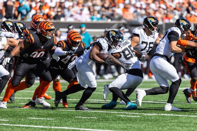 Oct 4, 2026; Cincinnati, OH, USA; Jacksonville Jaguars running back Chris Rodriguez Jr. (24) runs with the ball during NFL, American Football Herren, USA game action against the Cincinnati Bengals at Paycor Stadium. Mandatory Credit: -Cal Media Cincinnati USA - ZUMAc04_ 20261004_zma_c04_076 Copyright: xJohnxMersitsx