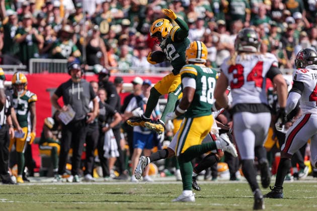 Oct 4, 2026; Tampa, FL, USA; Green Bay Packers running back Marshawn Lloyd (32) hurdles over a Tampa Bay Buccaneers defender during the NFL, American Football Herren, USA game between the Green Bay Packers and Tampa Bay Buccaneers at Raymond James Stadium. Mandatory Credit: Taylor McFee-Cal Media NFL 2026: Packers Vs Buccaneers OCT 04  - ZUMAc04_ 20261004_zma_c04_100 Copyright: xTaylorxMcfeex