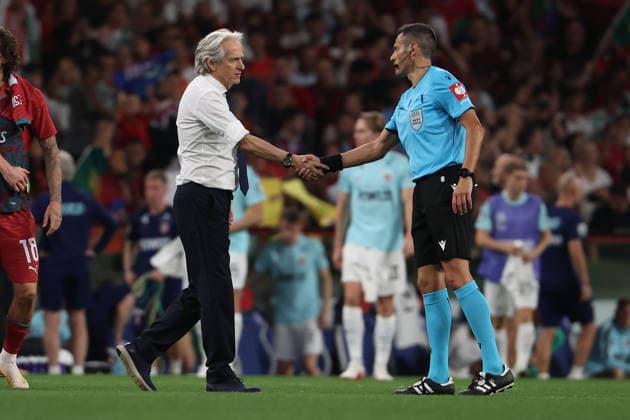 Porto, Portugal, October 4: Portugal s head coach, Jorge Jesus, and referee Maurizio Mariani after the UEFA Nations League 2026–27 League Phase Matchday 4 match between Portugal and Norway at Estádio do Dragão in Porto, Portugal Copyright: HMBxMedia JoaquimxFerreira