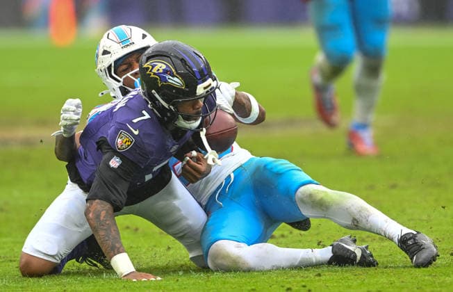 Baltimore Ravens wide receiver Rashod Bateman (7) bobbles the football after a first down catch but is ruled down in front of Tennessee Titans cornerback Marcus Harris (26) during the fourth quarter at M&T Bank Stadium in Baltimore, Maryland, on Sunday, October 4, 2026. Baltimore won 24-18.  BAL20261004123 DAVIDxTULIS