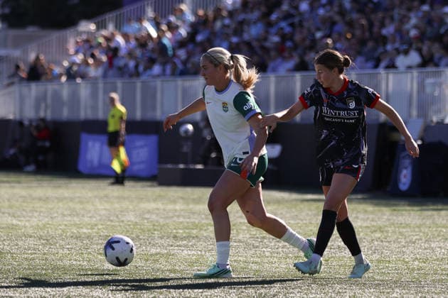EVANSTON, USA - October 4: Lindsey Heaps (10 Denver Summit FC) in action during the game between the Chicago Stars FC and Denver Summit FC at Northwestern Medicine Field at Martin Stadium on Sunday, October 4 in Evanston, USA Copyright: xShainaxBenhiyoun SPPx Sportspressphoto_SPR245640