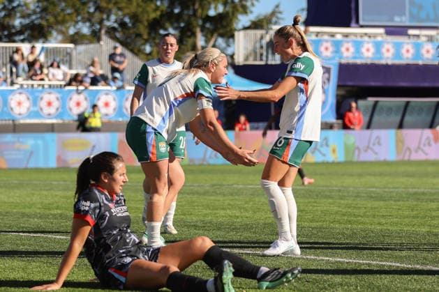 EVANSTON, USA - October 4: Lindsey Heaps (10 Denver Summit FC) and Janine Sonis (6 Denver Summit FC) celebrates after the second goal during the game between the Chicago Stars FC and Denver Summit FC at Northwestern Medicine Field at Martin Stadium on Sunday, October 4 in Evanston, USA Copyright: xShainaxBenhiyoun SPPx Sportspressphoto_SPR245644