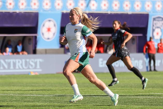 EVANSTON, USA - October 4: Lindsey Heaps (10 Denver Summit FC) in action during the game between the Chicago Stars FC and Denver Summit FC at Northwestern Medicine Field at Martin Stadium on Sunday, October 4 in Evanston, USA Copyright: xShainaxBenhiyoun SPPx Sportspressphoto_SPR245653