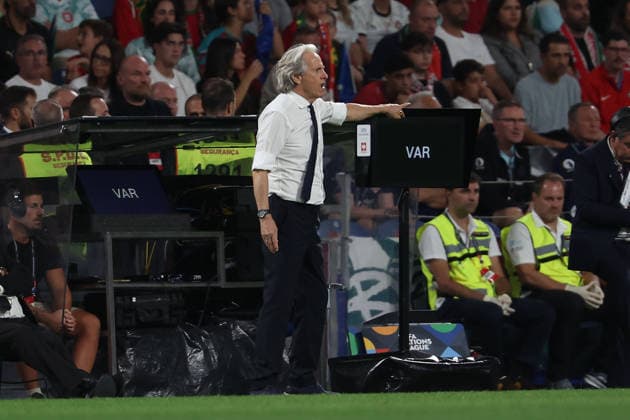 Porto, Portugal, October 4: Portugal s head coach, Jorge Jesus, gestures and gives instructions during the UEFA Nations League 2026–27 League Phase Matchday 4 match between Portugal and Norway at Estádio do Dragão in Porto, Portugal Copyright: HMBxMedia JoaquimxFerreira