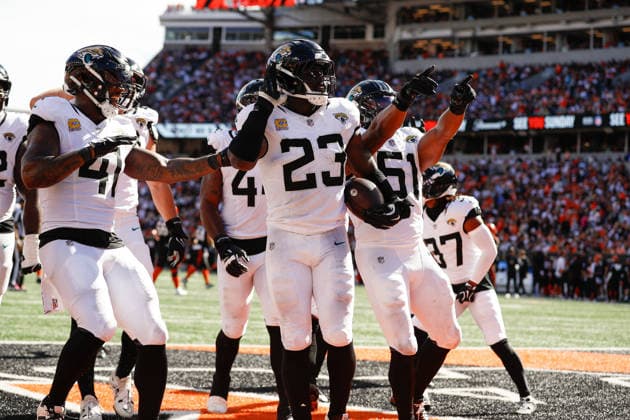 CINCINNATI, OH - OCTOBER 04: Jacksonville Jaguars linebacker Foyesade Oluokun (23) reacts with his teammates after getting an interception during the game between the Jacksonville Jaguars and the Cincinnati Bengals at Paycor Stadium on October 4, 2026 in Cincinnati, OH. (Photo by Ian Johnson Icon Sportswire) NFL, American Football Herren, USA OCT 04 Jaguars at Bengals EDITORIAL USE ONLY Icon261004033