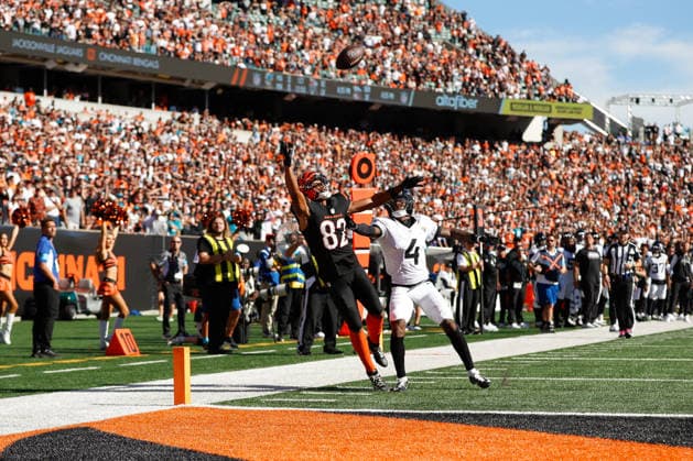 CINCINNATI, OH - OCTOBER 04: Cincinnati Bengals wide receiver Mitchell Tinsley (82) attempts to catch a touchdown pass during the game between the Jacksonville Jaguars and the Cincinnati Bengals at Paycor Stadium on October 4, 2026 in Cincinnati, OH. (Photo by Ian Johnson Icon Sportswire) NFL, American Football Herren, USA OCT 04 Jaguars at Bengals EDITORIAL USE ONLY Icon261004036