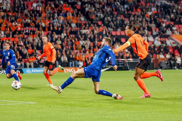 EINDHOVEN, NETHERLANDS - OCTOBER 4: Strahinja Pavlovic of Serbia is challenged by Virgil van Dijk of Netherlands during the UEFA Nations League 2026 27 Group A2 MD4 match between Netherlands and Serbia at Philips Stadion on October 04, 2026 in Eindhoven, Netherlands.  Copyright: xDijksxMedia MBxMediax