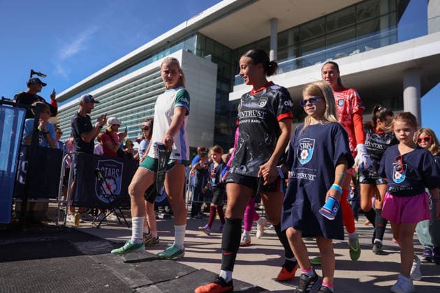 EVANSTON, USA - October 4: Lindsey Heaps (10 Denver Summit FC) and Mallory Swanson (9 Chicago Stars FC) walk onto the pitch before the game between the Chicago Stars FC and Denver Summit FC at Northwestern Medicine Field at Martin Stadium on Sunday, October 4 in Evanston, USA Copyright: xShainaxBenhiyoun SPPx Sportspressphoto_SPR245659