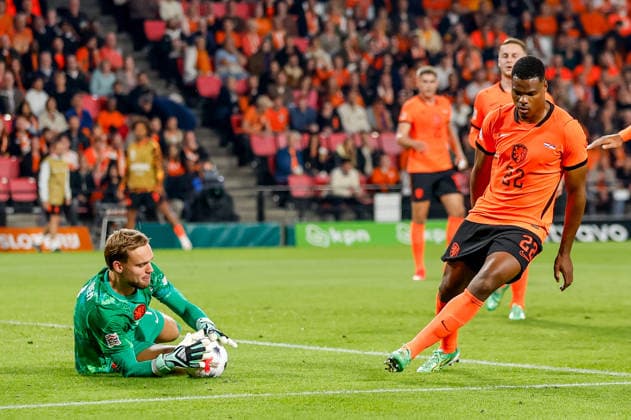 EINDHOVEN, NETHERLANDS - OCTOBER 4: goalkeeper Bart Verbruggen of Netherlands makes a save during the UEFA Nations League 2026 27 Group A2 MD4 match between Netherlands and Serbia at Philips Stadion on October 04, 2026 in Eindhoven, Netherlands.  Copyright: xDijksxMedia MBxMediax