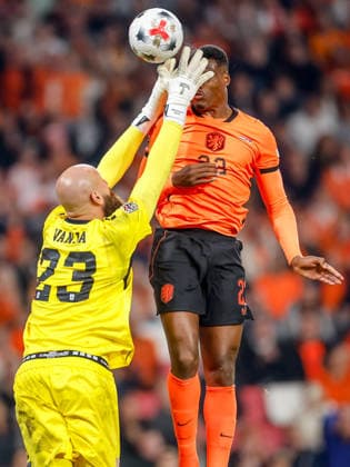 EINDHOVEN, NETHERLANDS - OCTOBER 4: Denzel Dumfries of Netherlands battles for the ball with goalkeeper Vanja Milinkovic-Savic of Serbia during the UEFA Nations League 2026 27 Group A2 MD4 match between Netherlands and Serbia at Philips Stadion on October 04, 2026 in Eindhoven, Netherlands.  Copyright: xDijksxMedia MBxMediax