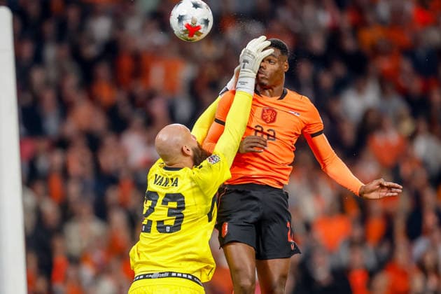 EINDHOVEN, NETHERLANDS - OCTOBER 4: Denzel Dumfries of Netherlands battles for the ball with goalkeeper Vanja Milinkovic-Savic of Serbia during the UEFA Nations League 2026 27 Group A2 MD4 match between Netherlands and Serbia at Philips Stadion on October 04, 2026 in Eindhoven, Netherlands.  Copyright: xDijksxMedia MBxMediax