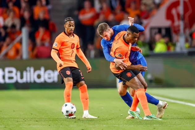 EINDHOVEN, NETHERLANDS - OCTOBER 4: Strahinja Pavlovic of Serbia battles for the ball with Denzel Dumfries of Netherlands during the UEFA Nations League 2026 27 Group A2 MD4 match between Netherlands and Serbia at Philips Stadion on October 04, 2026 in Eindhoven, Netherlands.  Copyright: xDijksxMedia MBxMediax