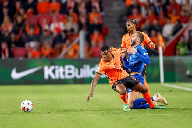 EINDHOVEN, NETHERLANDS - OCTOBER 4: Strahinja Pavlovic of Serbia battles for the ball with Denzel Dumfries of Netherlands during the UEFA Nations League 2026 27 Group A2 MD4 match between Netherlands and Serbia at Philips Stadion on October 04, 2026 in Eindhoven, Netherlands.  Copyright: xDijksxMedia MBxMediax