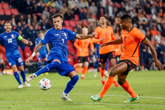 EINDHOVEN, NETHERLANDS - OCTOBER 4: Aleksandar Stankovic of Serbia battles for the ball with Denzel Dumfries of Netherlands during the UEFA Nations League 2026 27 Group A2 MD4 match between Netherlands and Serbia at Philips Stadion on October 04, 2026 in Eindhoven, Netherlands.  Copyright: xDijksxMedia MBxMediax