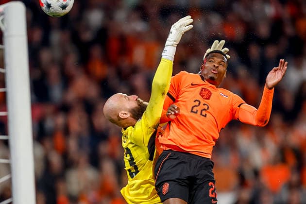EINDHOVEN, NETHERLANDS - OCTOBER 4: Denzel Dumfries of Netherlands battles for the ball with goalkeeper Vanja Milinkovic-Savic of Serbia during the UEFA Nations League 2026 27 Group A2 MD4 match between Netherlands and Serbia at Philips Stadion on October 04, 2026 in Eindhoven, Netherlands.  Copyright: xDijksxMedia MBxMediax