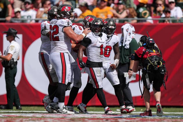 Oct 4, 2026; Tampa, FL, USA; Tampa Bay Buccaneers offense celebrates after running back Kenny Gainwell (1) catches a touchdown pass from quarterback Jalon Daniels (10) during the NFL, American Football Herren, USA game between the Green Bay Packers and Tampa Bay Buccaneers at Raymond James Stadium. Mandatory Credit: Taylor McFee-Cal Media Tampa USA - ZUMAc04_ 20261004_zma_c04_085 Copyright: xTaylorxMcfeex