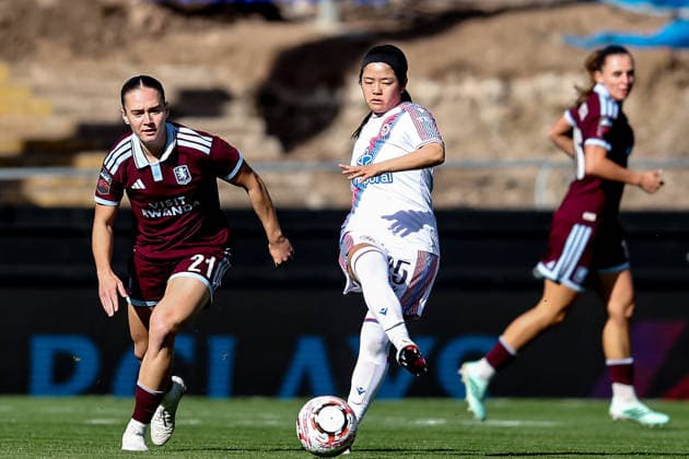 Aston Villa Women v Crystal Palace Women, Women s Super League Crystal Palace Women midfielder Fuka Tsunoda (25) plays a pass during the Women s Super League match between Aston Villa Women and Crystal Palace Women at Villa Park, Birmingham, UK on 4 October 2026. Birmingham Villa Park West Midlands UK Editorial use only , Copyright: xManjitxNarotrax PSI-24960-0060