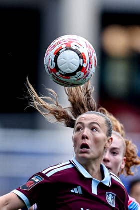Aston Villa Women v Crystal Palace Women, Women s Super League Aston Villa Women midfielder Miri Taylor (25) watches ball during the Women s Super League match between Aston Villa Women and Crystal Palace Women at Villa Park, Birmingham, UK on 4 October 2026. Birmingham Villa Park West Midlands UK Editorial use only , Copyright: xManjitxNarotrax PSI-24960-0065