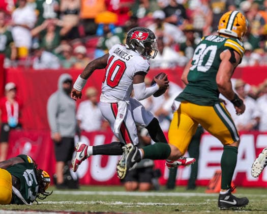 Oct 4, 2026; Tampa, FL, USA; Tampa Bay Buccaneers quarterback Jalon Daniels (10) scrambles while under pressure during the NFL, American Football Herren, USA game between the Green Bay Packers and Tampa Bay Buccaneers at Raymond James Stadium. Mandatory Credit: Taylor McFee-Cal Media Tampa USA - ZUMAc04_ 20261004_zma_c04_094 Copyright: xTaylorxMcfeex