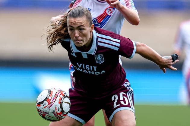 Aston Villa Women v Crystal Palace Women, Women s Super League Aston Villa Women midfielder Miri Taylor (25) watches ball during the Women s Super League match between Aston Villa Women and Crystal Palace Women at Villa Park, Birmingham, UK on 4 October 2026. Birmingham Villa Park West Midlands UK Editorial use only , Copyright: xManjitxNarotrax PSI-24960-0068