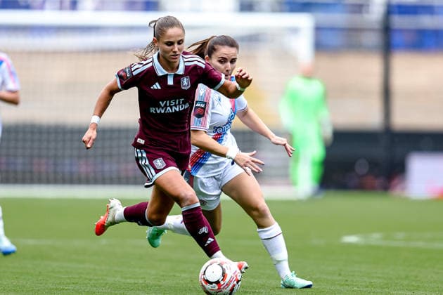 Aston Villa Women v Crystal Palace Women, Women s Super League Aston Villa Women defender Oceane Deslandes (24) runs forward with ball during the Women s Super League match between Aston Villa Women and Crystal Palace Women at Villa Park, Birmingham, UK on 4 October 2026. Birmingham Villa Park West Midlands UK Editorial use only , Copyright: xManjitxNarotrax PSI-24960-0069