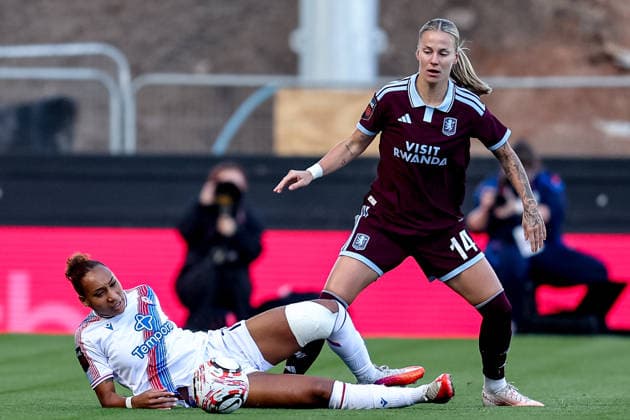 Aston Villa Women v Crystal Palace Women, Women s Super League Crystal Palace Women forward Lexi Lloyd-Smith (7) battles for possession with Aston Villa Women defender Lynn Wilms (14) during the Women s Super League match between Aston Villa Women and Crystal Palace Women at Villa Park, Birmingham, UK on 4 October 2026 Birmingham Villa Park West Midlands UK Editorial use only , Copyright: xManjitxNarotrax PSI-24960-0071