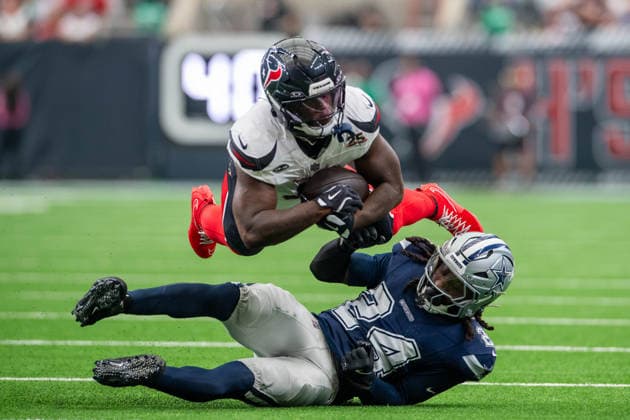 NFL, American Football Herren, USA 2026: Cowboys Vs Texans OCT 04 October 4, 2026: Houston Texans running back Woody Marks (4) leaps past Dallas Cowboys safety Malik Hooker (24) while carrying the ball during a game between the Dallas Cowboys and the Houston Texans in Houston, TX. ..Trask Smith CSM (Credit Image: Â Trask Smith Cal Media) EDITORIAL USE ONLY Copyright: xx ZUMA-20261004_zma_c04_132.jpg TraskxSmithx csmphotothree531324