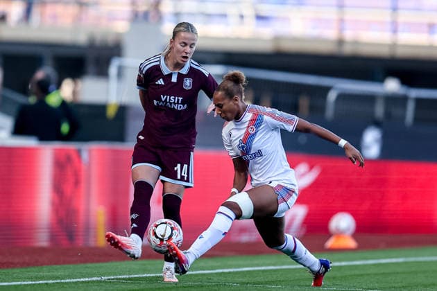 Aston Villa Women v Crystal Palace Women, Women s Super League Aston Villa Women defender Lynn Wilms (14) plays a pass past Crystal Palace Women forward Lexi Lloyd-Smith (7) during the Women s Super League match between Aston Villa Women and Crystal Palace Women at Villa Park, Birmingham, UK on 4 October 2026 Birmingham Villa Park West Midlands UK Editorial use only , Copyright: xManjitxNarotrax PSI-24960-0072
