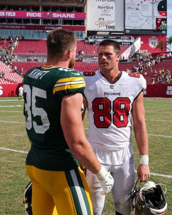 Oct 4, 2026; Tampa, FL, USA; Tampa Bay Buccaneers tight end Cade Otton (88) and Green Bay Packers tight end Tucker Kraft (85) greet each other on the field after the NFL, American Football Herren, USA game between the Green Bay Packers and Tampa Bay Buccaneers at Raymond James Stadium. The Green Bay Packers defeated the Tampa Bay Buccaneers 17-14. Mandatory Credit: Taylor McFee-Cal Media Tampa USA - ZUMAc04_ 20261004_zma_c04_108 Copyright: xTaylorxMcfeex