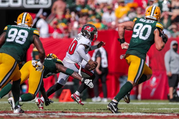 Oct 4, 2026; Tampa, FL, USA; Tampa Bay Buccaneers quarterback Jalon Daniels (10) scrambles while under pressure during the NFL, American Football Herren, USA game between the Green Bay Packers and Tampa Bay Buccaneers at Raymond James Stadium. Mandatory Credit: Taylor McFee-Cal Media Tampa USA - ZUMAc04_ 20261004_zma_c04_109 Copyright: xTaylorxMcfeex