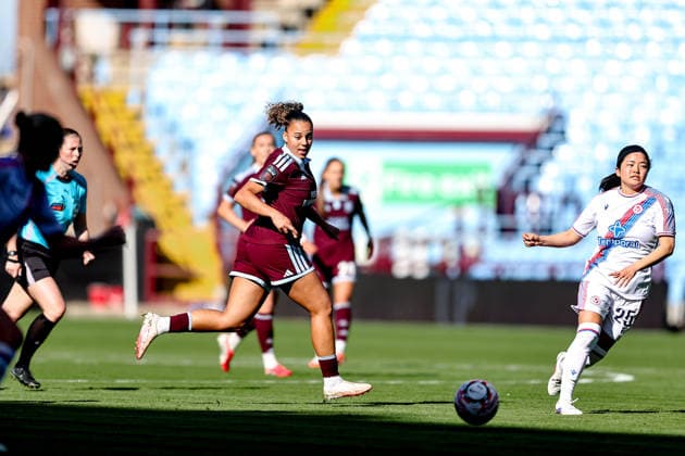 Aston Villa Women v Crystal Palace Women, Women s Super League Aston Villa Women midfielder Chasity Grant (17) plays a pass during the Women s Super League match between Aston Villa Women and Crystal Palace Women at Villa Park, Birmingham, UK on 4 October 2026 Birmingham Villa Park West Midlands UK Editorial use only , Copyright: xManjitxNarotrax PSI-24960-0089