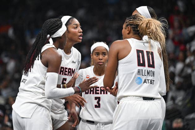 ATLANTA, GA - OCTOBER 04: Atlanta forward Angel Reese (5) talks to teammates during the WNBA, Basketball Damen, USA second round playoff game between the New York Liberty and the Atlanta Dream on October 4th, 2026 at State Farm Arena in Atlanta, GA. (Photo by Rich von Biberstein Icon Sportswire) WNBA: OCT 04 New York Liberty at Atlanta Dream EDITORIAL USE ONLY Icon261004049