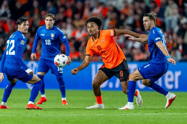 EINDHOVEN l Serbia midfielder Sasa Lukic, Netherlands forward Joshua Zirkzee, and Serbia defender Srdan Babic during the UEFA Nations League match between the Netherlands and Serbia at Philips Stadion on October 4, 2026, in Eindhoven, Netherlands. Photo by DeFodi Images