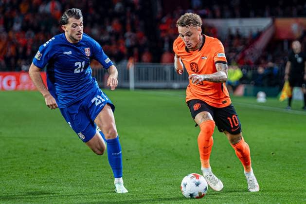 EINDHOVEN - Noa Lang of the Netherlands battles for possession with Lazar Vujadin Samardzic of Serbia during the UEFA Nations League match between the Netherlands and Serbia at the Philips Stadium on 04 October 2026 in Eindhoven, the Netherlands. KEVIN SENDERS ANP UEFA Nations League 2026 27 xVIxANPxSportx xMarcelxterxBalsxIVx 571534149 originalFilename: 571534149.jpg