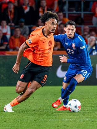 EINDHOVEN - Joshua Zirkzee of the Netherlands battles for possession with Sasa Lukic of Serbia during the UEFA Nations League match between the Netherlands and Serbia at the Philips Stadium on October 4, 2026, in Eindhoven, the Netherlands. KEVIN SENDERS ANP UEFA Nations League 2026 27 xVIxANPxSportx xMarcelxterxBalsxIVx 571534153 originalFilename: 571534153.jpg