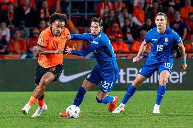 EINDHOVEN - Joshua Zirkzee of the Netherlands battles for possession with Sasa Lukic of Serbia during the UEFA Nations League match between the Netherlands and Serbia at the Philips Stadium on October 4, 2026, in Eindhoven, the Netherlands. KEVIN SENDERS ANP UEFA Nations League 2026 27 xVIxANPxSportx xMarcelxterxBalsxIVx 571534169 originalFilename: 571534169.jpg