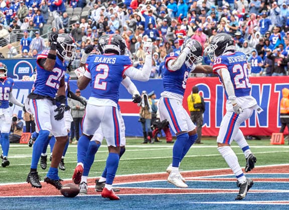 New York Giants cornerback Greg Newsome II (20) celebrates with teammates after making an interception against the Arizona Cardinals during a NFL, American Football Herren, USA game at MetLife Stadium in East Rutherford, New Jersey. CSM NFL 2026: Cardinals Vs Giants OCT 04  - ZUMAc04_ 20261004_zma_c04_195 Copyright: xDuncanxWilliamsx