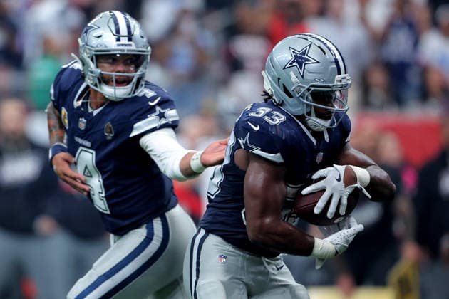 October 4, 2026, Houston, Texas, U.S: Dallas Cowboys quarterback Dak Prescott (4) hands the ball off to running back Javonte Williams (33) during the third quarter of the NFL, American Football Herren, USA regular season game between the Houston Texans and the Dallas Cowboys at Reliant Stadium in Houston, TX on October 4, 2026. Houston U.S - ZUMAw137 20261004_aap_w137_090 Copyright: xErikxWilliamsx