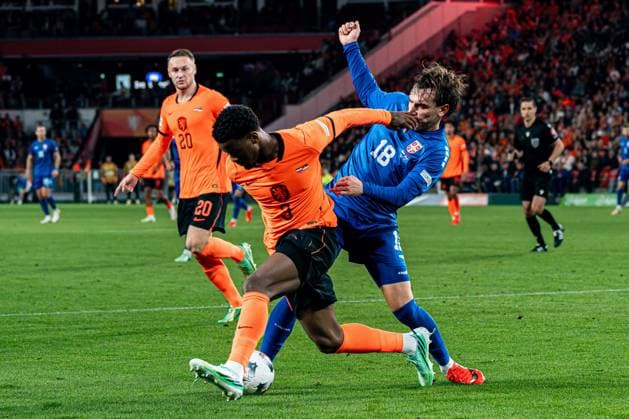 EINDHOVEN - Jorrel Hato of the Netherlands battles for possession with Mihajlo Cvetkovic of Serbia during the UEFA Nations League match between the Netherlands and Serbia at the Philips Stadium on October 4, 2026 in Eindhoven, the Netherlands. KEVIN SENDERS ANP UEFA Nations League 2026 27 xVIxANPxSportx xMarcelxterxBalsxIVx 571534181 originalFilename: 571534181.jpg