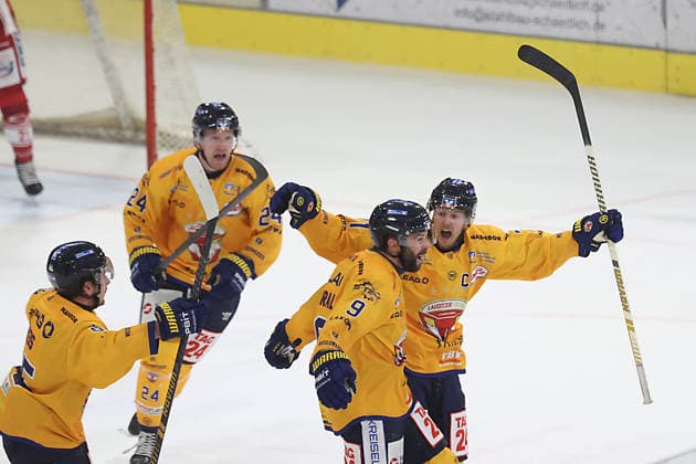 Sahnpark Crimmitschau, October 4, 2026; 2026–27 Season; Ice Hockey; 2nd Bundesliga; Regular Season; Game 6; Saxony Ice Arena; Saxony Derby; Eispiraten vs. Lausitzer Füchse; The Lausitzer Füchse celebrate after Clarke Bre’s goalitkreuz with Adam Brady 9, both Lausitzer Füchse Crimmitschau Saxony Germany