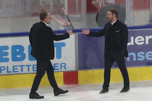 Sahnpark Crimmitschau, October 4, 2026; 2026–27 Season; Ice Hockey; 2nd Bundesliga; Regular Season; Game 6; Saxony Ice Arena; Saxony Derby; Eispiraten vs. Lausitzer Füchse; The two coaches, Christof Kreutzer of the Lausitzer Füchse (left) and Jussi Tuores (EPC) on the right, shake hands after the game. Crimmitschau, Saxony, Germany