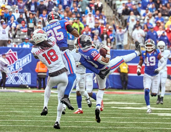 NFL, American Football Herren, USA 2026: Cardinals Vs Giants OCT 04 New York Giants cornerback Greg Newsome II (20) makes an interception against the Arizona Cardinals during a NFL game at MetLife Stadium in East Rutherford, New Jersey. Duncan Williams CSM (Credit Image: Duncan Williams Cal Media) East Rutherford New Jersey United States EDITORIAL USE ONLY Copyright: xx ZUMA-20261004_zma_c04_194.jpg DuncanxWilliamsx csmphotothree531350
