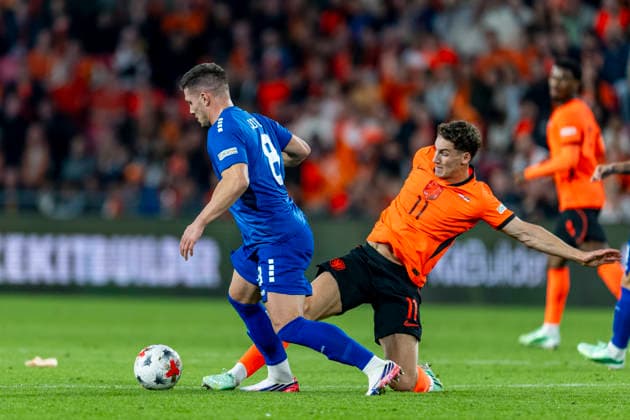 EINDHOVEN l Serbian forward Luka Jovic and Dutch forward Ruben van Bommel during the UEFA Nations League match between the Netherlands and Serbia at Philips Stadion on October 4, 2026, in Eindhoven, the Netherlands. Photo by DeFodi Images
