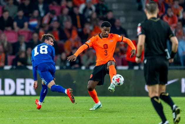 EINDHOVEN l Serbia forward Mihajlo Cvetkovic and Netherlands defender Jorrel Hato during the UEFA Nations League match between the Netherlands and Serbia at Philips Stadion on October 4, 2026, in Eindhoven, Netherlands. Photo by DeFodi Images